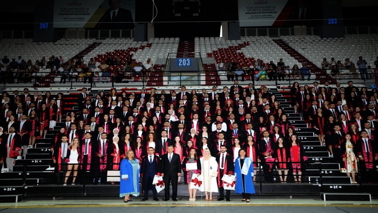 AÜde 289 hekim coşkuyla mezun oldu