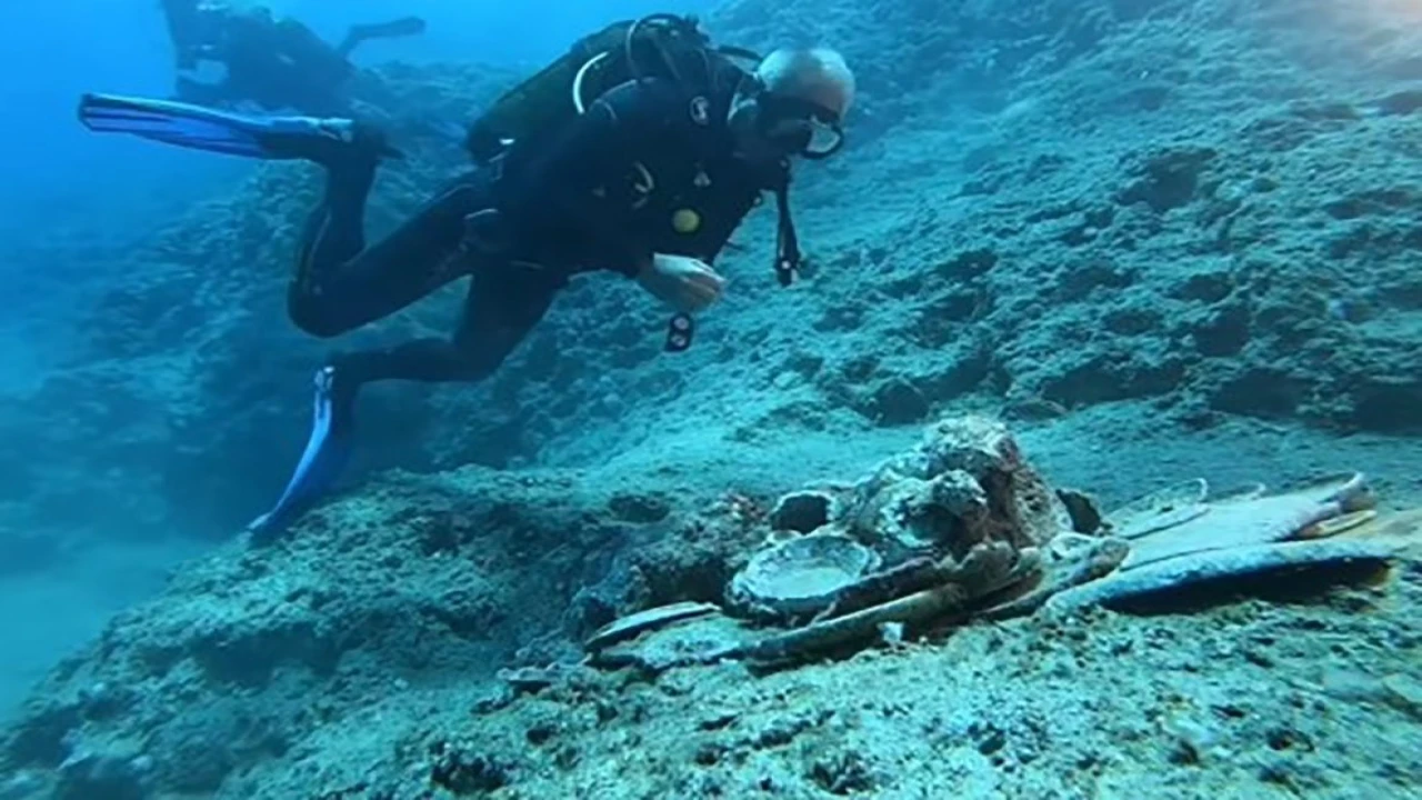 Bakan Ersoy, Akdenizin 2 bin yıllık su altı hazinesine dalış yaptı