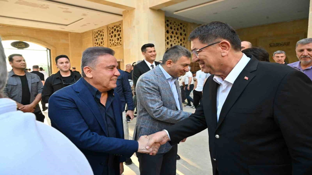 Başkan Muhittin Böcek protokol ve vatandaşlarla bayramlaştı