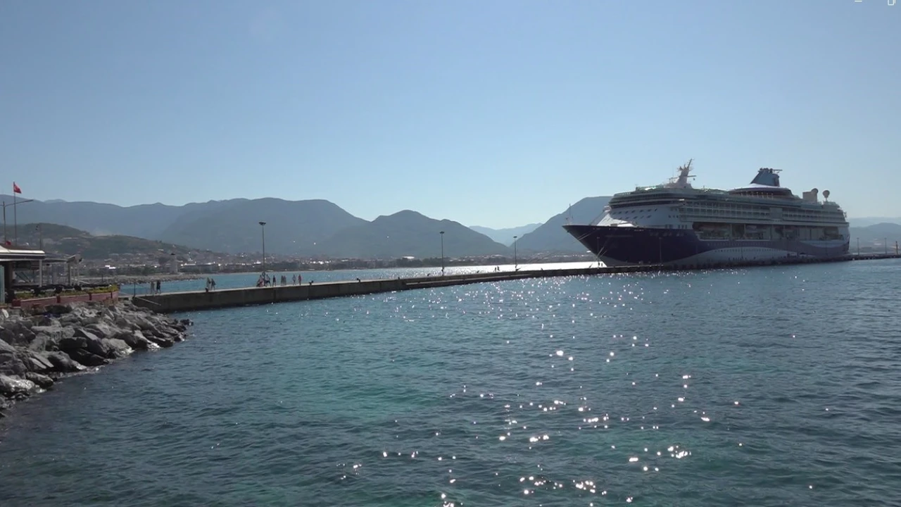 Bin 794 yolcu 740 mürettebatlı dev gemi Alanyaya iskelesine demirledi