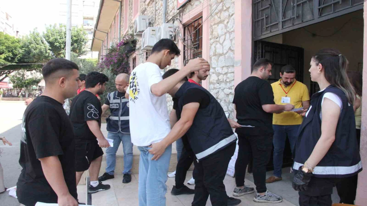 Bu kez geç kalan olmadı: Mersinde YKSnin ikinci oturumu AYT başladı