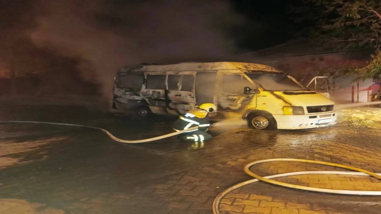 Bucakta minibüs alevlere teslim oldu