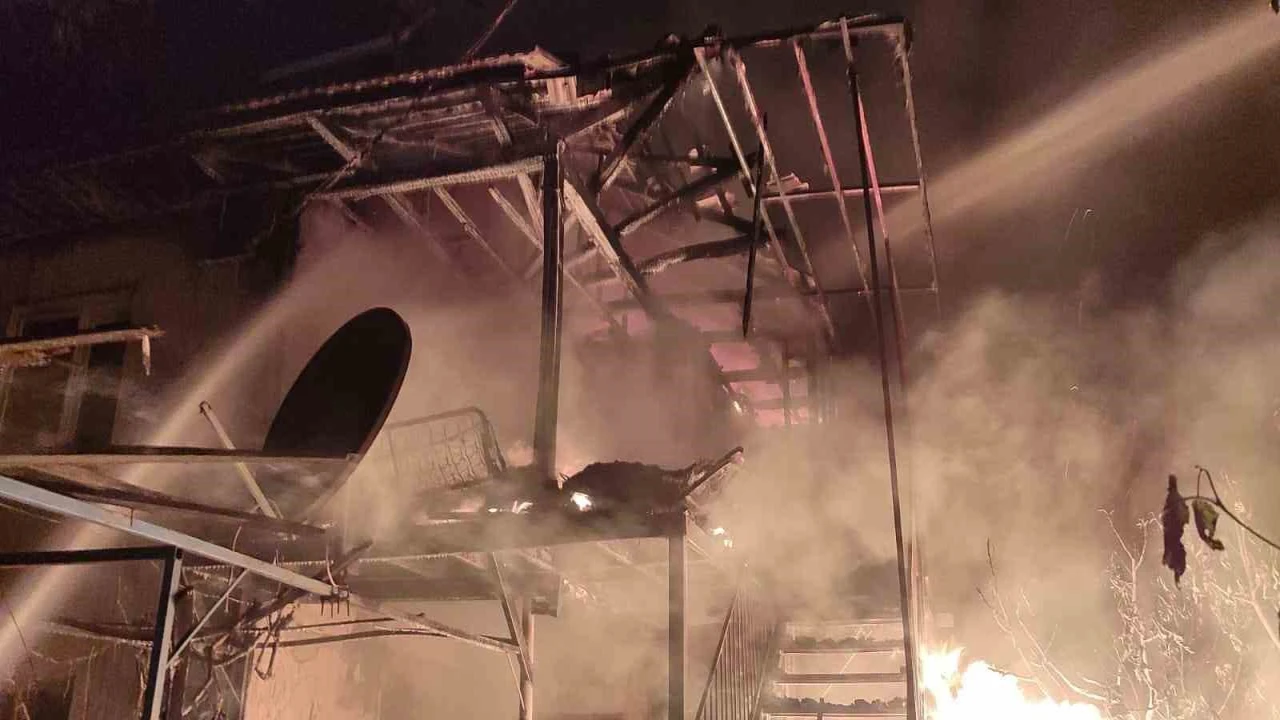 Burdurda 2 katlı evde çıkan yangın paniğe neden oldu