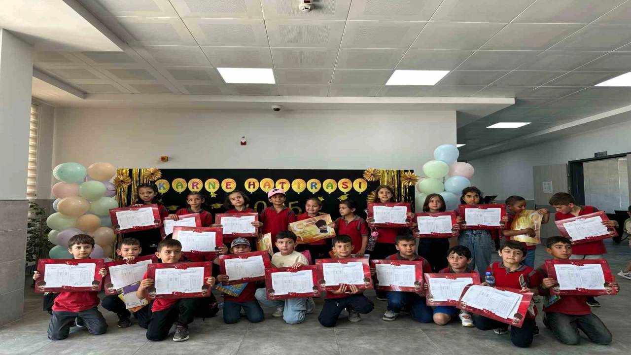 Burdurda 42 bin öğrenci karnelerini aldı, yaz tatili başladı