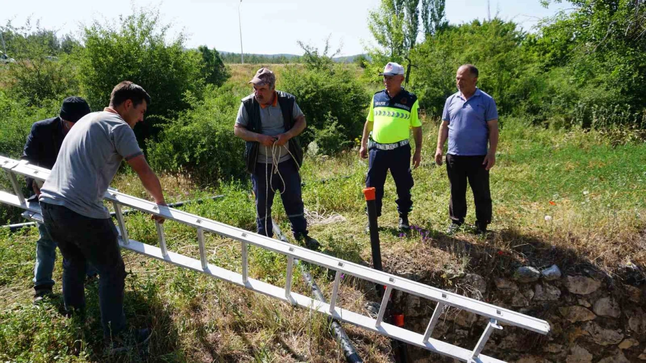 Burdurda kuyuya düşen köpek 45 dakikalık operasyonla kurtarıldı