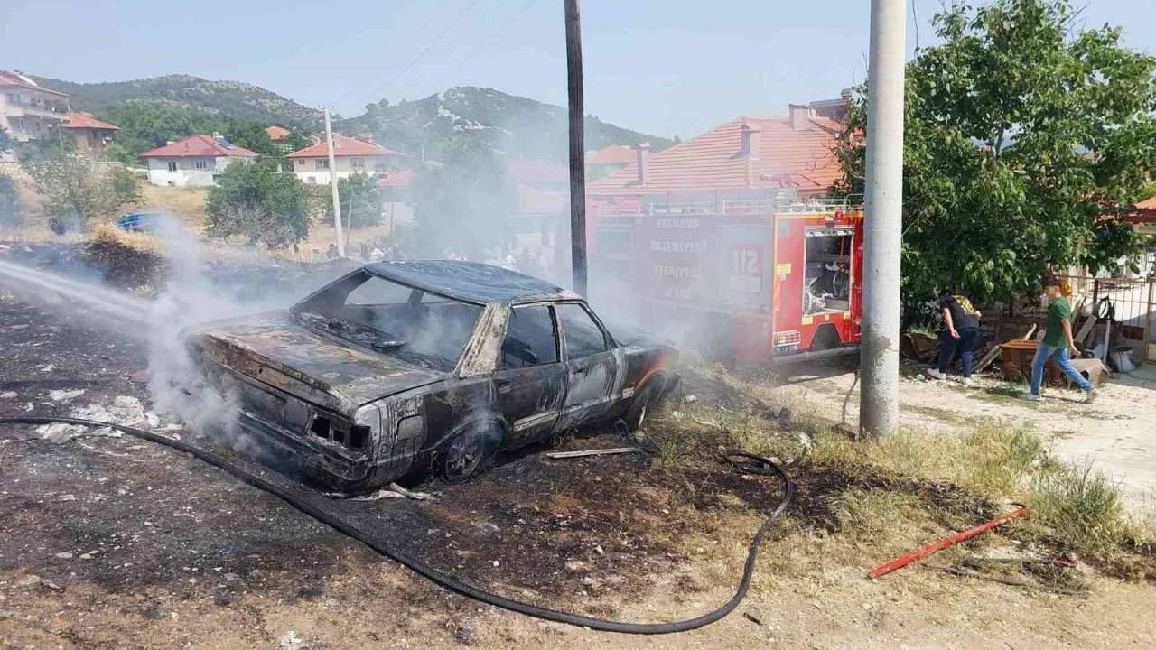 Burdurda park halindeki otomobil alev alev yandı