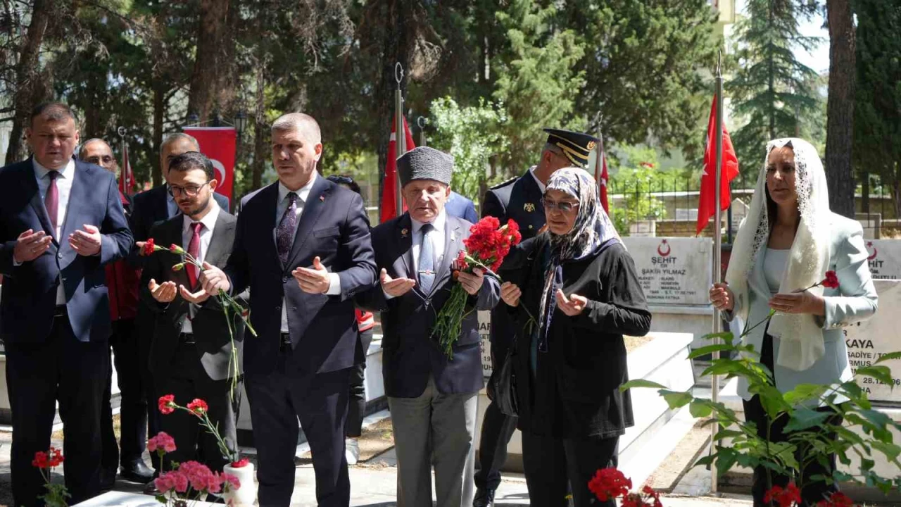 Burdurda protokol şehitliği ziyaret etti