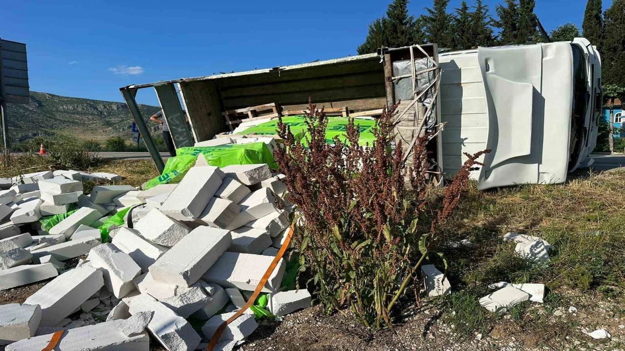 Çeltikçide gazbeton yüklü kamyonet şarampole devrildi