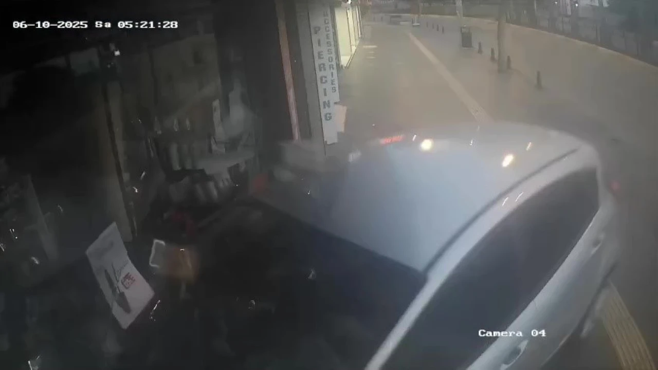 Direksiyon hakimiyetini kaybeden sürücü kozmetik mağazasına girdi