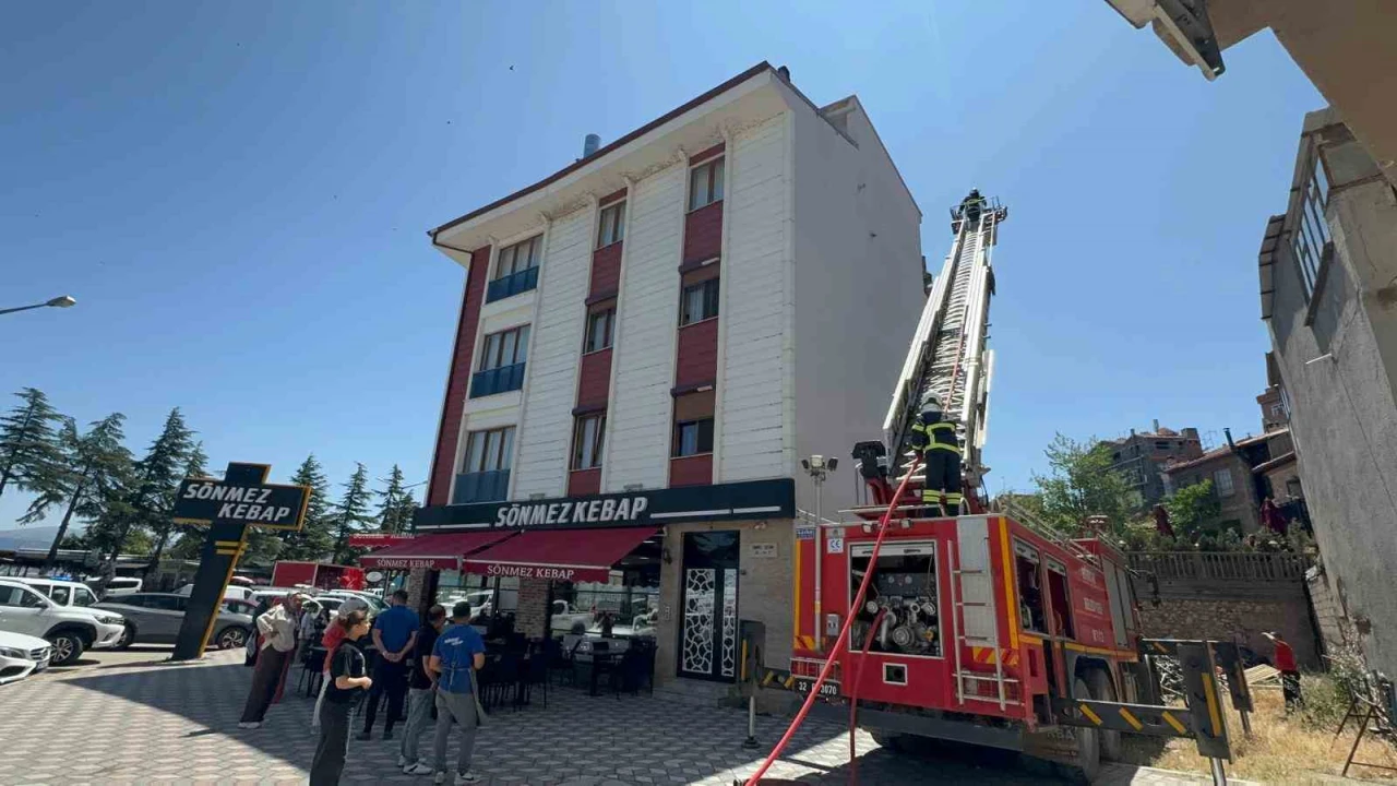 Eğirdirde kebap salonunda çıkan baca yangını büyümeden söndürüldü