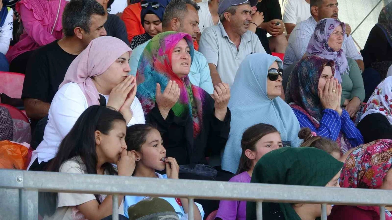 Eşler, çocuklar sahada kadınlar tribünde