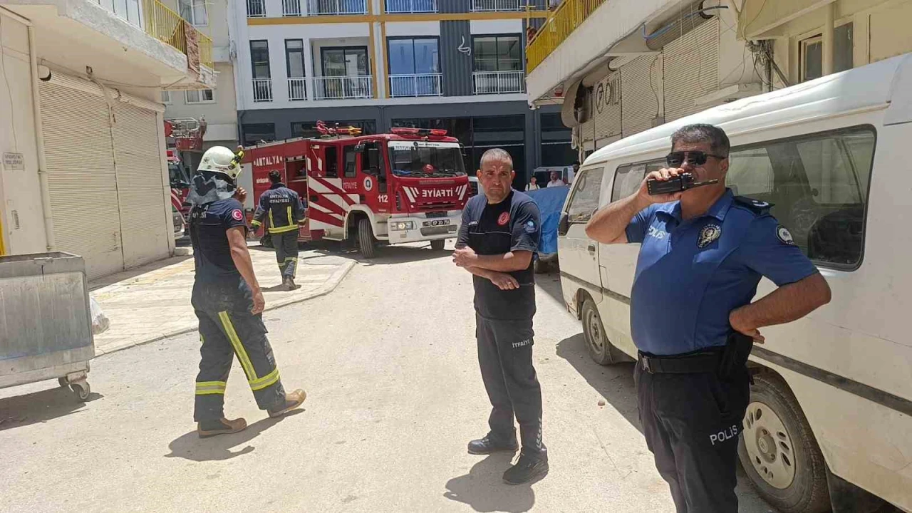 Evini yakmaya çalıştı, itfaiye ekipleri alevleri büyümeden söndürdü