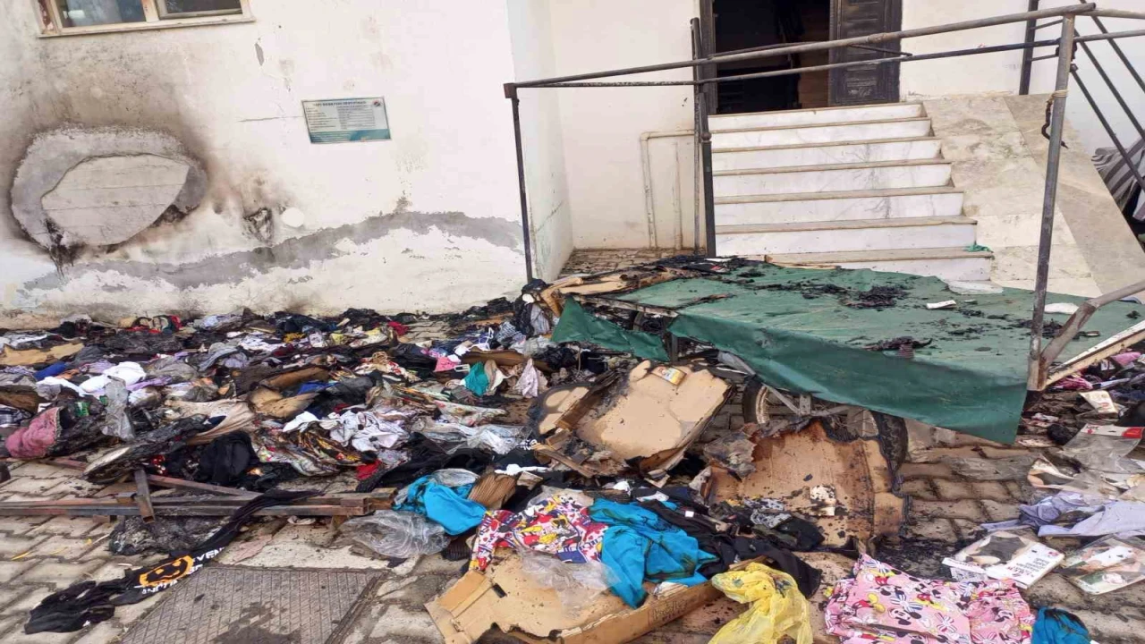 Evinin önündeki tekstil ürünleri tezgahı küle döndü