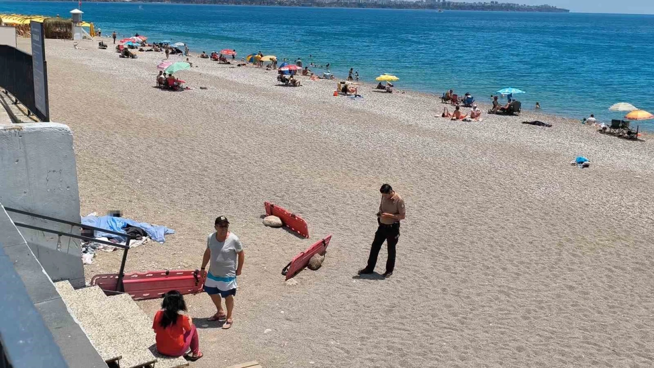 Evsiz adam Konyaaltı Sahilinde ölü bulundu