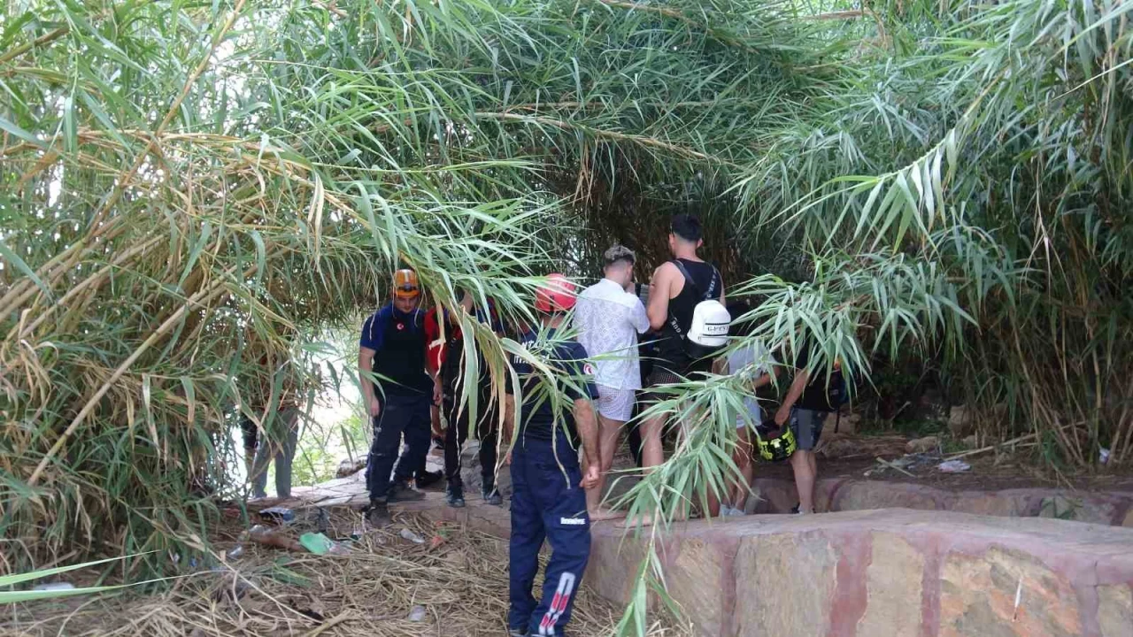 Falezlerden deniz kenarına inip mahsur kalan 3 turist kurtarıldı