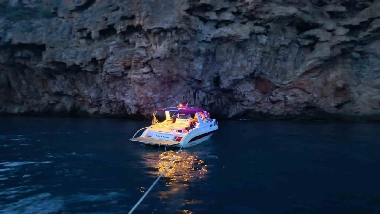 Falezlere doğru sürüklenen tekne son anda kurtarıldı