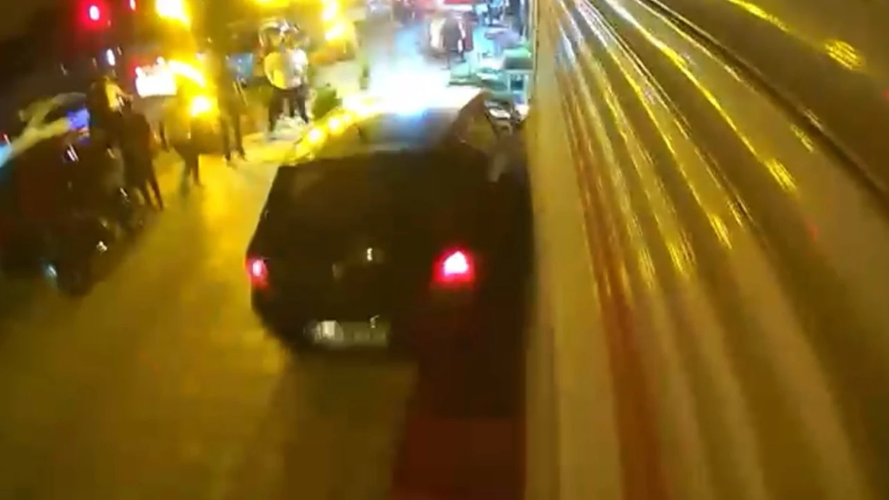 Freni boşalan otomobil iş yerine çarptı: O anlar kamerada