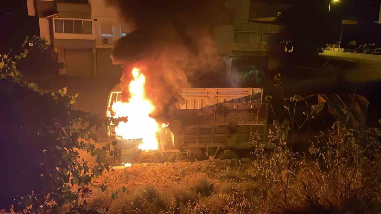 Gazipaşada park halindeki kamyon alev alev yandı