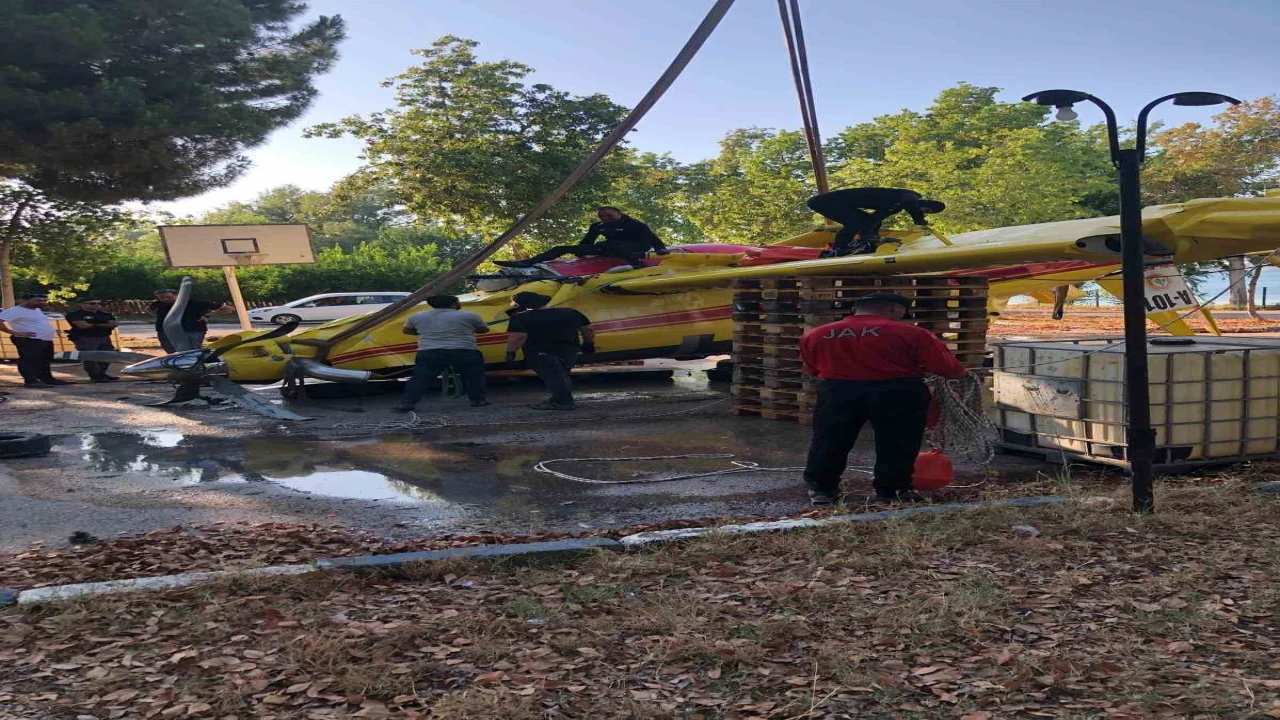 Göle düşen uçağın enkazının çıkartılma görüntüleri paylaşıldı