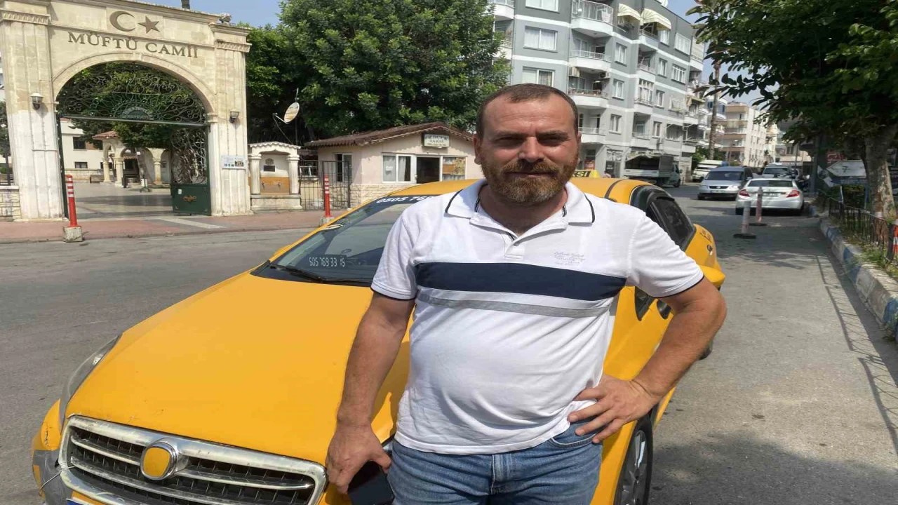 Günün kahramanı taksici: Caddeyi geçip insanların üzerine giden otomobili durdurdu
