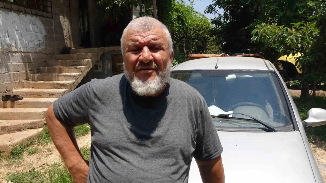 Hastanenin güvenlikçileri, hatalı park ettiğini ileri sürdükleri aracın önünü kesti