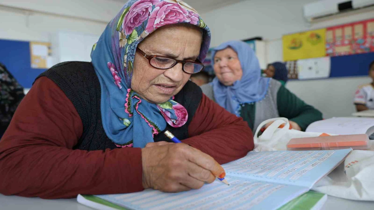 Hepsi torun sahibi: Adanalı ninelerin okuma azmi