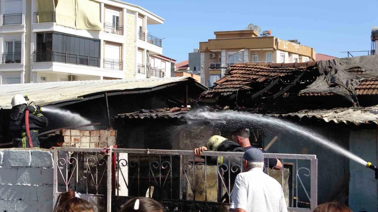 Hurda malzemelerden çıkan yangın 2 gecekonduyu küle döndürdü