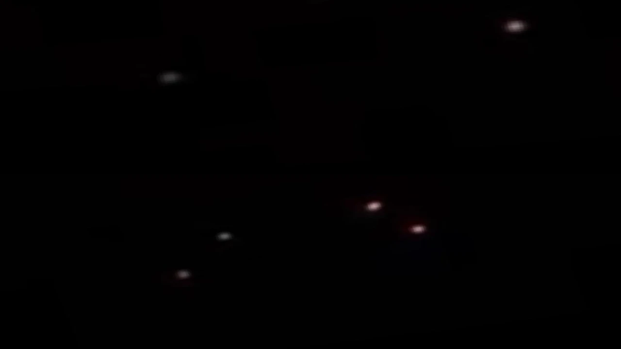 İranın İsraile attığı füzelerin ışıkları Mersinde sahil şeridinden göründü