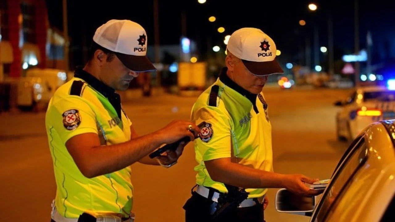 Ispartada gece denetimi: 1 saatte 117 kişi kontrol edildi