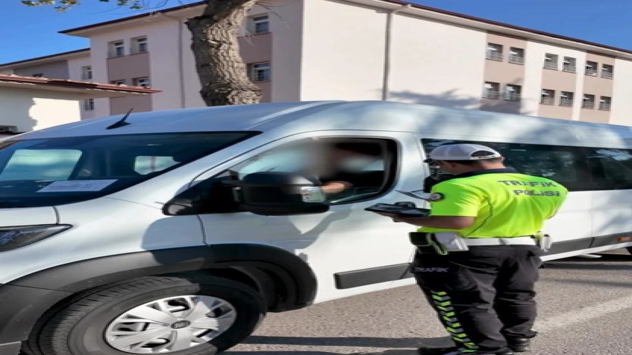 Ispartada okul çevrelerinde denetim: 64 aranan şahıs yakalandı