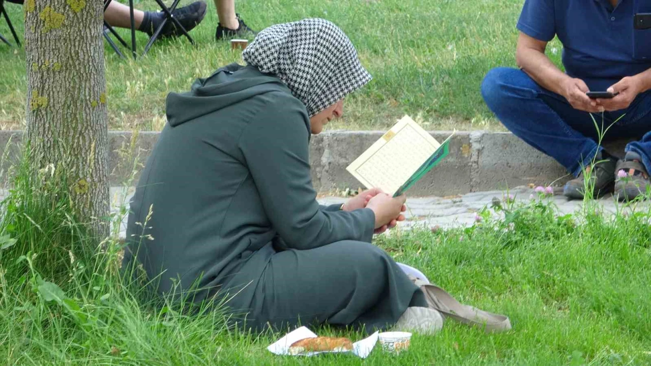 Ispartada YKS heyecanı başladı öğrenciler sınavda, aileler dışarıda ter döktü