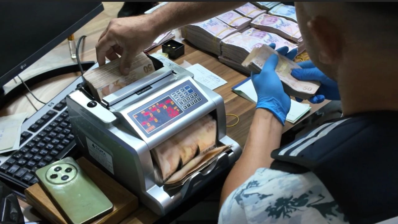 Kaçak sigara satarak 70 milyon TL gelir elde eden şahıslara jandarma operasyonu