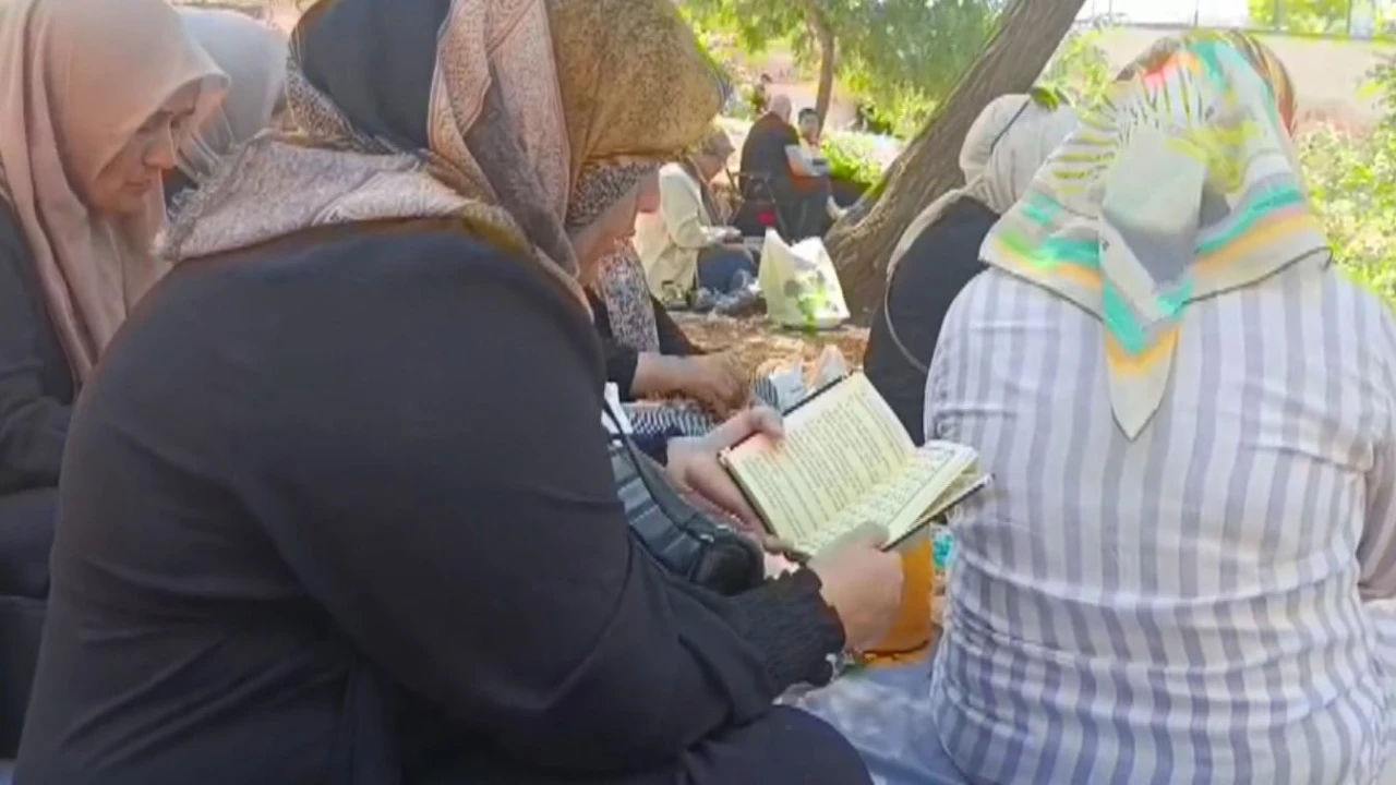 Kahramanmaraşta öğrenciler sınavdayken aileler de dışarıda dua etti