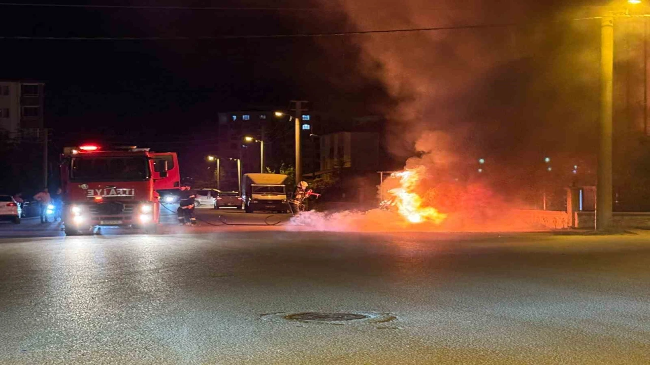 Kahramanmaraşta yanan otomobil hurdaya döndü