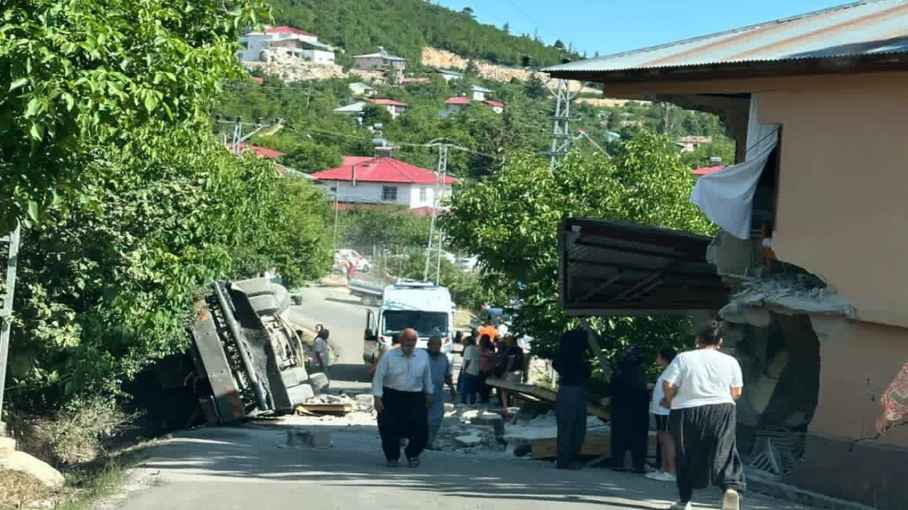 Kamyon eve çarpıp devrildi sürücü hayatını kaybetti