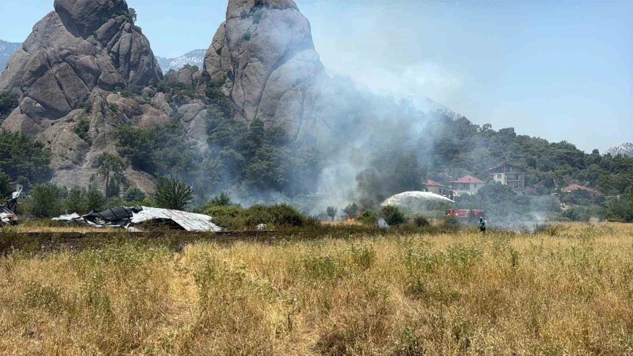 Kemerde çalılık alanda yangın