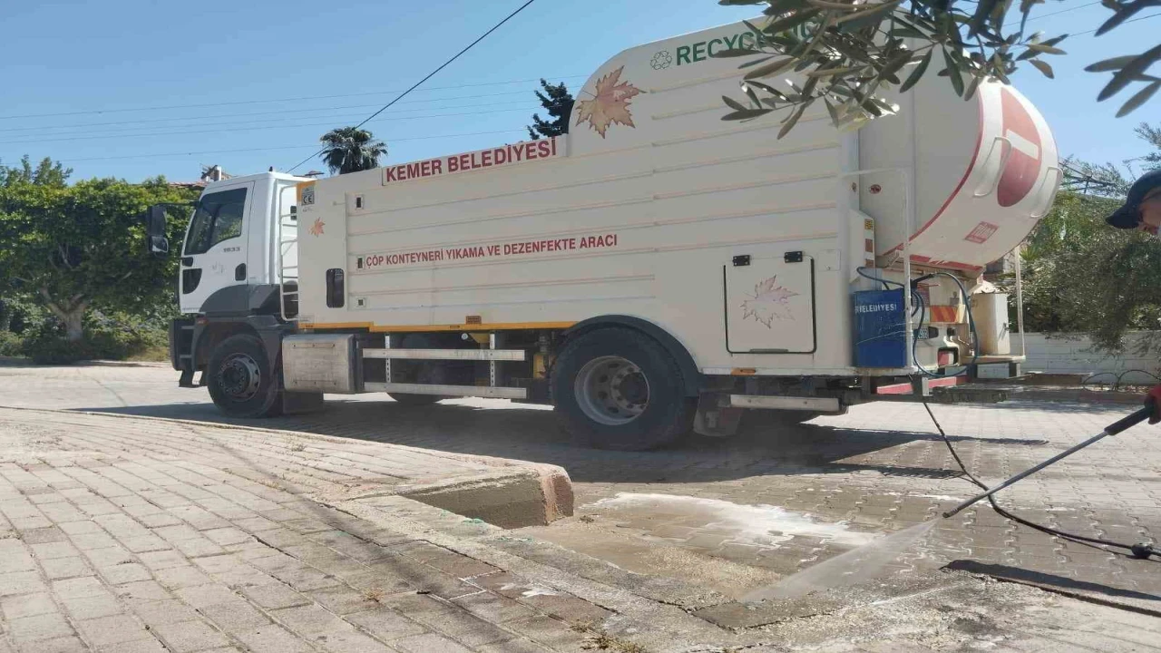 Kemerde çöp konteynerleri dezenfekte ediliyor