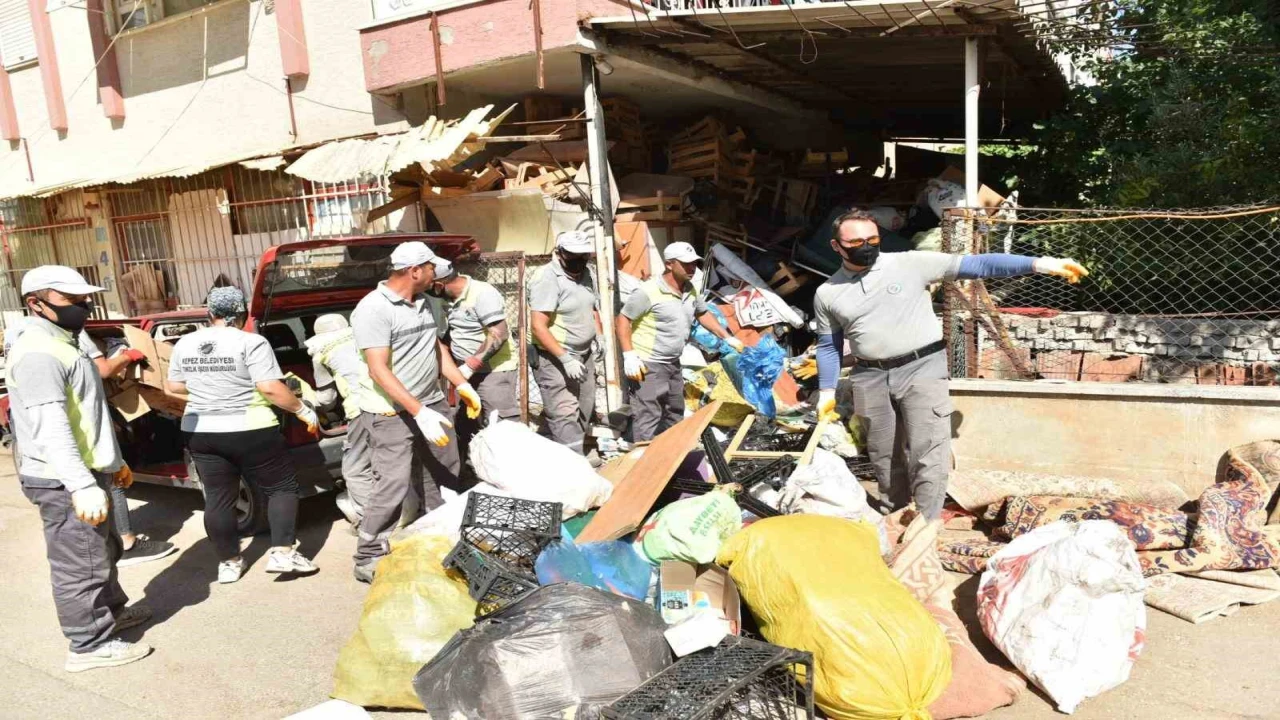Kepezde çöp apartman operasyonunda 20 kamyon çöp tahliye edildi