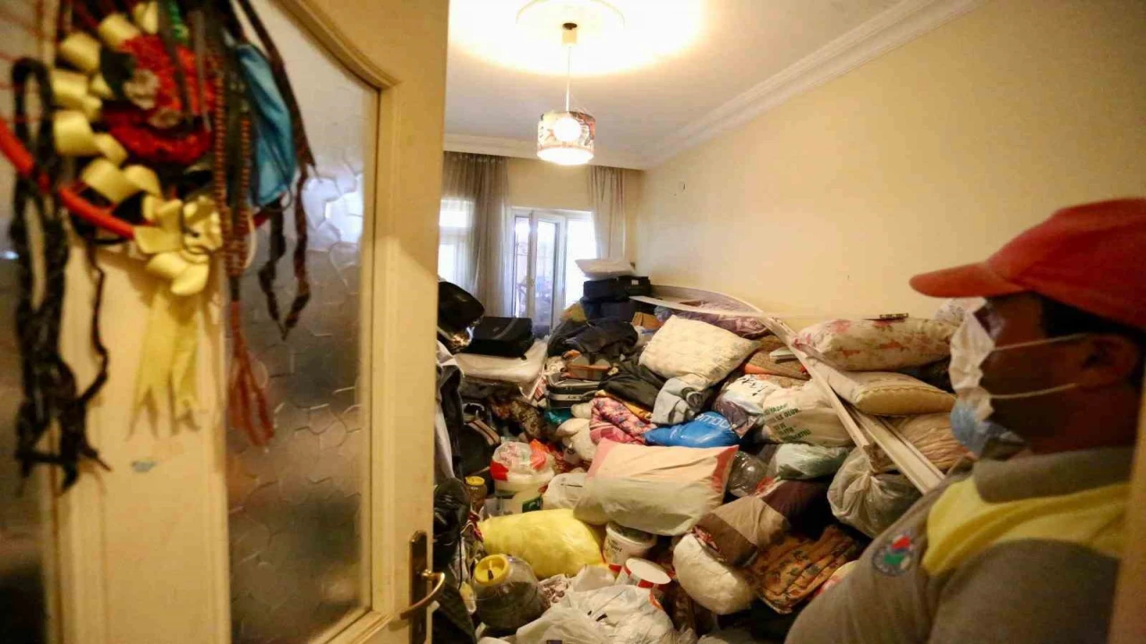 Kepezde çöp ev operasyonunda 2 ayrı evden 8 kamyon dolusu çöp çıktı