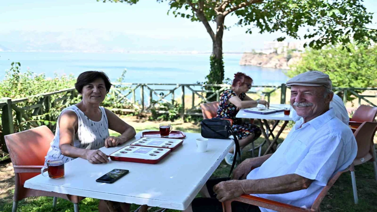 Kıdemli kent sakinleri mangalada kapıştı