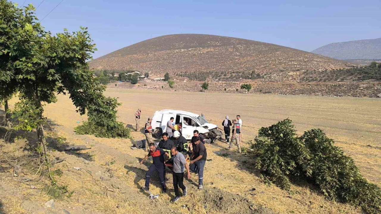Hatay'da Kamyonet Ağaçlara Çarptı, 2 Yaralı