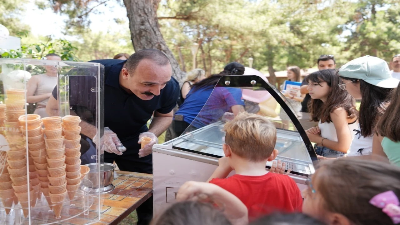 Kotandan çocuklara karne hediyesi dondurma ikramı