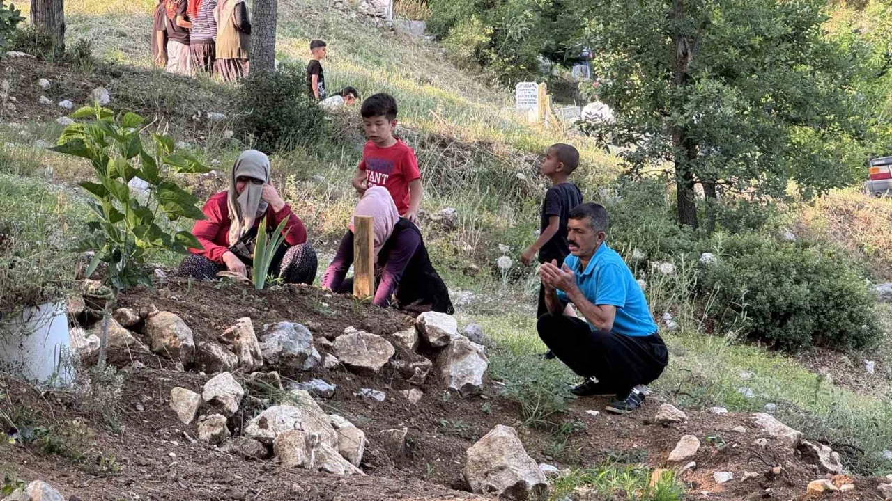Köy sakinleri mezarlıkta buluşup dua etti