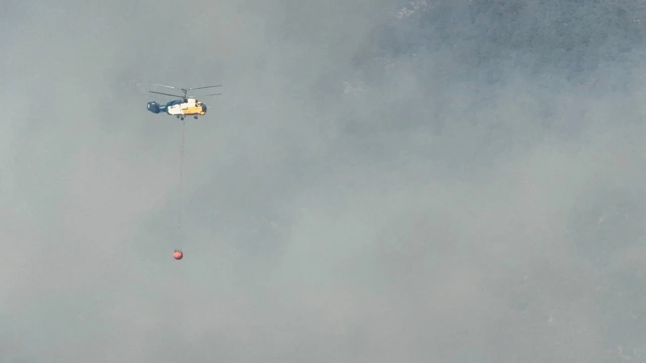 Kozandaki orman yangını sürüyor, ekipler müdahale ediyor