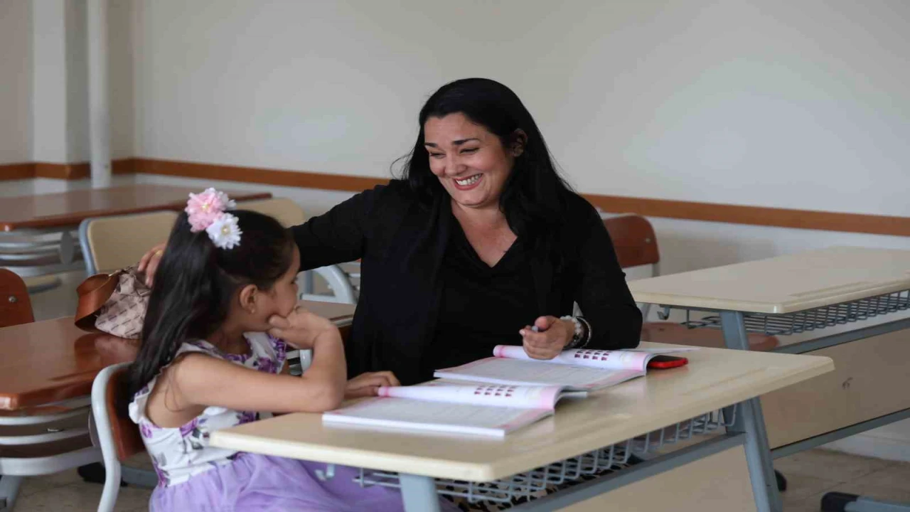 Kübalı gelin, annesi ve kızıyla Türkçe öğrenmeye başladı