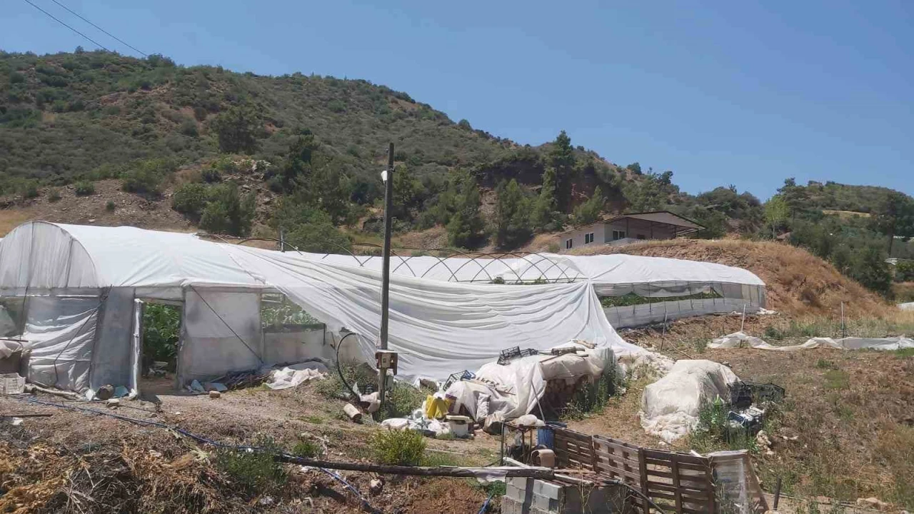 Kumlucada aniden başlayan hortum seralara zarar verdi