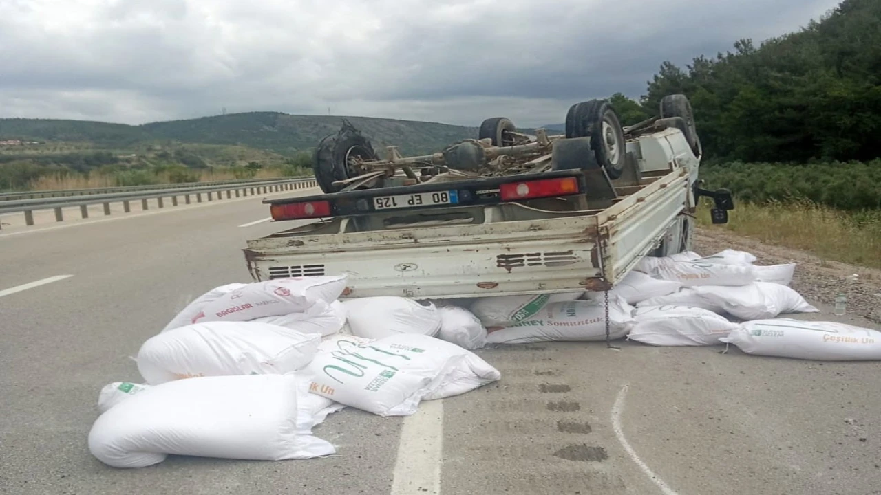 Lastiği patlayan kamyonet takla attı