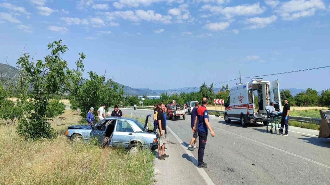 Lastiği patlayan otomobil yoldan çıktı: 1 yaralı