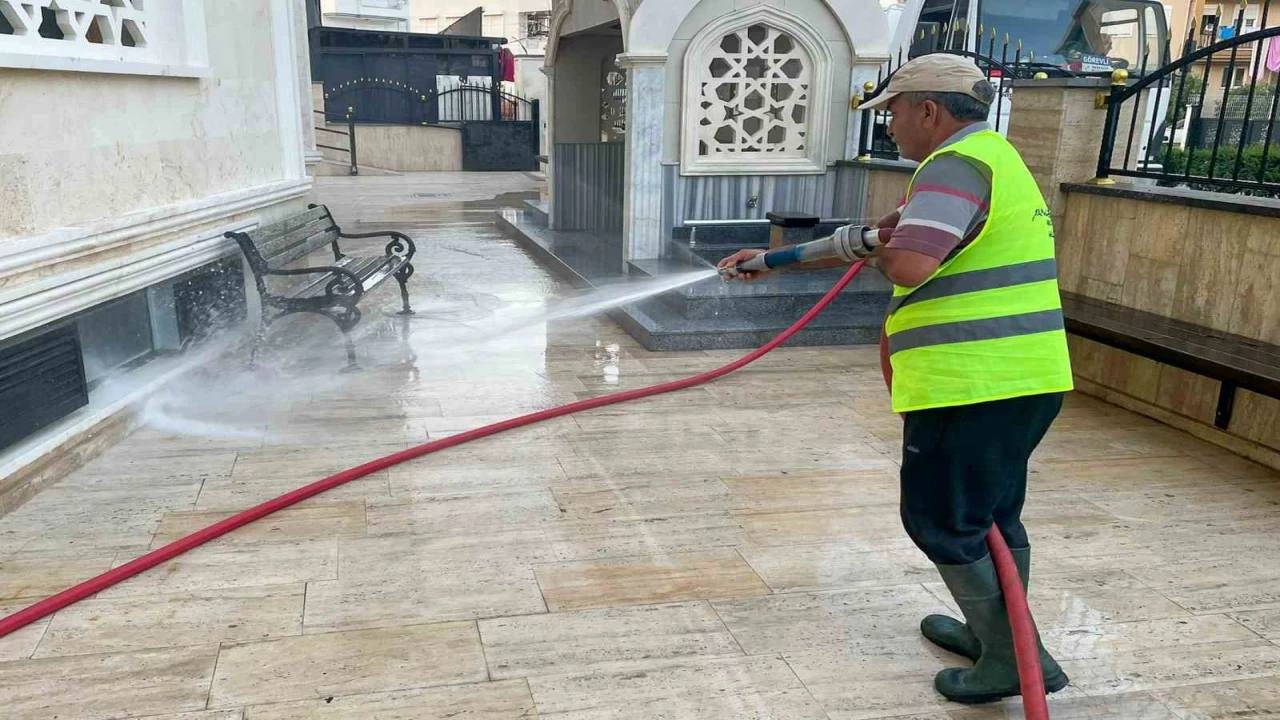 Manavgat Belediyesinden bayram öncesi cami temizliği