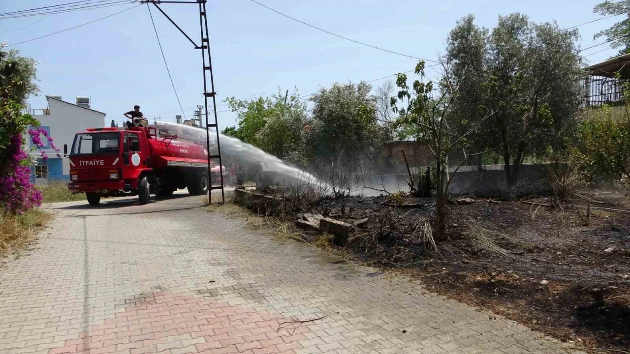 Manavgatta araçtan atılan sigara bahçede yangın çıkardı